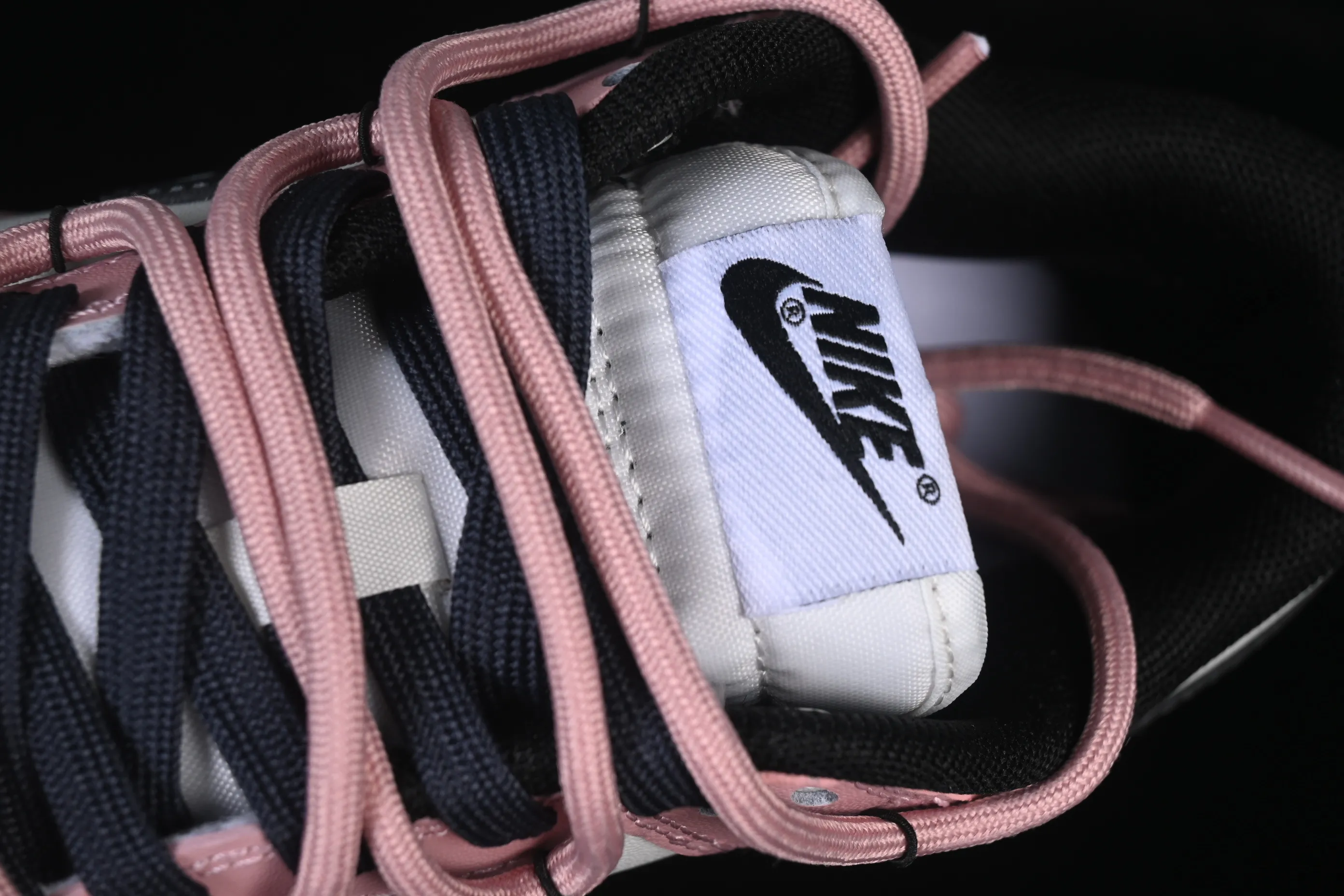 All categories Nk SB Dunk Series Nk SB Dunk Low High-end customized low-top sneakers Nike SB Dunk Low Valentine's Day strap Anniversary high-end customized low-top casual sneakers PB0510-055